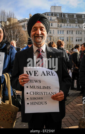 Victoria Square, Birmingham, UK. 25. Januar 2015. "Not In Our Name" interreligiösen rally, die "völlig ablehnen die gewalttätigen und extremistischen Aktionen von verzweifelten Mörder in Paris und weltweit im Namen der Religion begangen. Sie nicht sprechen oder handeln für uns. " Die Fraktion lehnt Antisemitismus, Islamophobie und Rassismus mit einer damit verbundenen Gewalt; " Diese haben keinen Platz in unserer Stadt. " Bildnachweis: Malcolm Brice/Alamy Live-Nachrichten Stockfoto