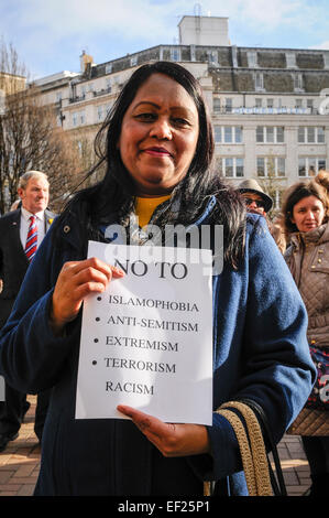 Victoria Square, Birmingham, UK. 25. Januar 2015. "Not In Our Name" interreligiösen rally, die "völlig ablehnen die gewalttätigen und extremistischen Aktionen von verzweifelten Mörder in Paris und weltweit im Namen der Religion begangen. Sie nicht sprechen oder handeln für uns. " Die Fraktion lehnt Antisemitismus, Islamophobie und Rassismus mit einer damit verbundenen Gewalt; " Diese haben keinen Platz in unserer Stadt. " Bildnachweis: Malcolm Brice/Alamy Live-Nachrichten Stockfoto