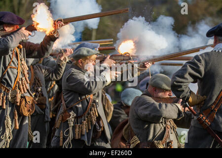 Schwarzes Pulver Maschinengewehr schießen in Crewe, Cheshire, UK. Musketiere & Dragoner, Schießen mit schwarzer Pulverbeschichtung, Musketen, an der Holly heiligen Tag & Belagerung von Nantwich Re-enactment. Seit über 40 Jahren den Gläubigen Truppen der versiegelten Knoten in der historischen Altstadt für eine spektakuläre re gesammelt haben - Verabschiedung der blutigen Schlacht, die fast vor 400 Jahren stattfand und markiert das Ende der langen und schmerzhaften Belagerung der Stadt. Roundheads, Kavaliere, und andere historische Animateure converged auf das Stadtzentrum neu zu verordnen, die Schlacht. Die Belagerung im Januar 1644 war einer der wichtigsten Konflikte des Englischen Bürgerkriegs. Stockfoto