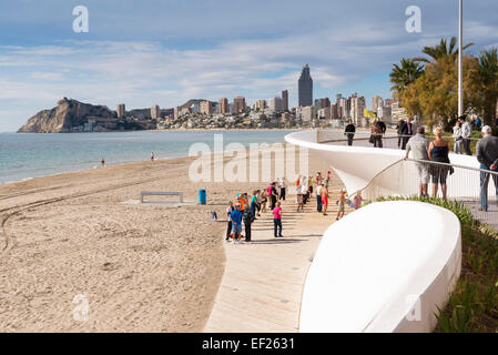 BENIDORM, Spanien – 20. Januar 2015: Menschen entspannen am Strand des Mittelmeers Resort Benidormm, Provinz Alicante, Spanien Stockfoto