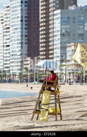 BENIDORM, Spanien - 20. Januar 2015: Mann auf Rettungsschwimmer Stuhl am Strand im Mittelmeer resort Benidorm, Provinz Alicante, Stockfoto