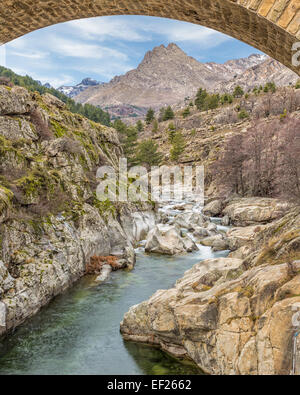 Brücke über den Fluss Golo in der Nähe von Albertacce in zentralen Korsika mit Mount Albanu in der Ferne Stockfoto