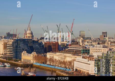 Der Londoner Skyline übersät mit Kränen und die Kuppel der St. Pauls Cathedral London England Europa Stockfoto