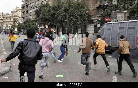 Kairo, Ägypten. 25. Januar 2015. Anti-Regierungs-Demonstranten Zusammenstoß mit den Fans während der Proteste in der Nähe von Tahrir-Platz in der Innenstadt von Kairo, Ägypten, Sonntag, 25. Januar 2015. Ägypten angezogen Sicherheit in Kairo und anderen Städten Sonntag, als Polizei zog zu brechen, vereinzelte Proteste zum Jahrestag des Aufstands 2011, die Autokraten Hosni Mubarak gestürzt. Die Proteste kam einen Tag nach einer weiblichen Demonstrant erschossen wurde, tot während der Teilnahme an einem friedlichen Protest in der Innenstadt von Kairo. Ägyptische Sicherheitskräfte sagen mindestens ein Dutzend Menschen sind getötet worden, am Sonntag (Credit-Bild: © Amr Sayed/APA Ima Stockfoto