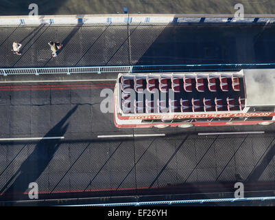 Leeren, oben offenen London Sightseeing Double Decker Bus durch das Glas des hohen Gang gesehen, die Tower Bridge, London, England Stockfoto