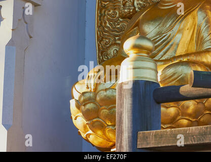 Sitzende goldene Buddhas Hand und Lotus Blüten Battersea Park Peace Pagoda London England Europa Stockfoto