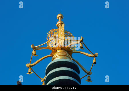 Glockenspiel auf dekorative goldene Spitze der Battersea Park Friedenspagode London England Europa Stockfoto