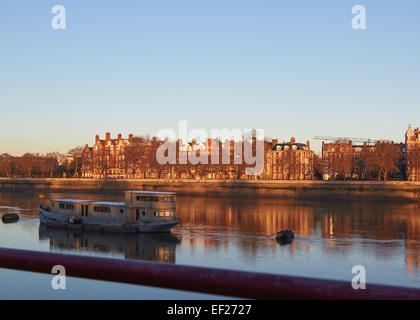 Schiff vor Anker auf der Themse bei Sonnenaufgang zwischen Battersea Park und Chelsea Embankment London England Europa Stockfoto