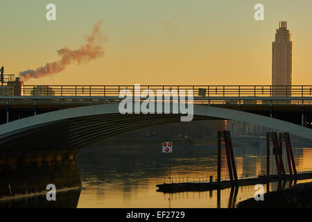 Rauch wogenden über eine Dämmerung Himmel mit Battersea Eisenbahnbrücke, Themse und St George Wharf Tower, London England Europa Stockfoto