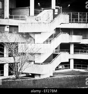 Steinerne Wendeltreppe am Rande eines mehrstöckigen Parkhauses Stockfoto