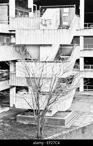 Steinerne Wendeltreppe am Rande eines mehrstöckigen Parkhauses Stockfoto