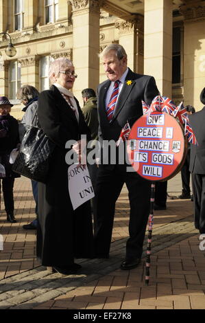 Victoria Square, Birmingham, UK. 25. Januar 2015. "Not In Our Name" interreligiösen rally, die "völlig ablehnen die gewalttätigen und extremistischen Aktionen von verzweifelten Mörder in Paris und weltweit im Namen der Religion begangen. Sie nicht sprechen oder handeln für uns. " Die Fraktion lehnt Antisemitismus, Islamophobie und Rassismus mit einer damit verbundenen Gewalt; " Diese haben keinen Platz in unserer Stadt. " Bildnachweis: Malcolm Brice/Alamy Live-Nachrichten Stockfoto