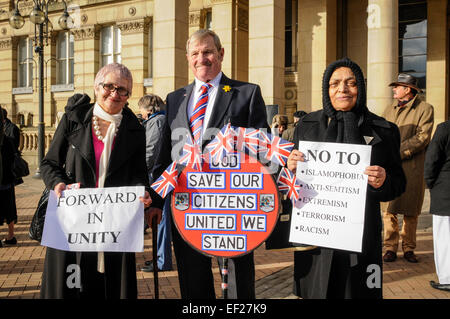 Victoria Square, Birmingham, UK. 25. Januar 2015. "Not In Our Name" interreligiösen rally, die "völlig ablehnen die gewalttätigen und extremistischen Aktionen von verzweifelten Mörder in Paris und weltweit im Namen der Religion begangen. Sie nicht sprechen oder handeln für uns. " Die Fraktion lehnt Antisemitismus, Islamophobie und Rassismus mit einer damit verbundenen Gewalt; " Diese haben keinen Platz in unserer Stadt. " Bildnachweis: Malcolm Brice/Alamy Live-Nachrichten Stockfoto