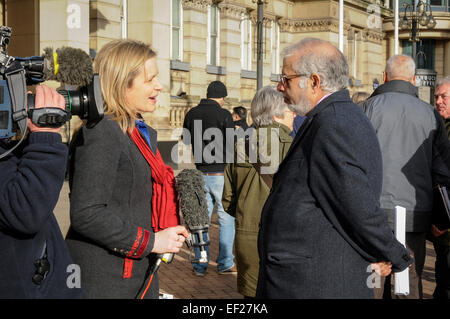 Victoria Square, Birmingham, UK. 25. Januar 2015. "Not In Our Name" interreligiösen rally, die "völlig ablehnen die gewalttätigen und extremistischen Aktionen von verzweifelten Mörder in Paris und weltweit im Namen der Religion begangen. Sie nicht sprechen oder handeln für uns. " Die Fraktion lehnt Antisemitismus, Islamophobie und Rassismus mit einer damit verbundenen Gewalt; " Diese haben keinen Platz in unserer Stadt. " Bildnachweis: Malcolm Brice/Alamy Live-Nachrichten Stockfoto