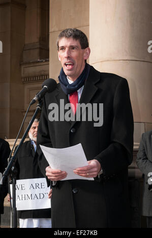 Victoria Square, Birmingham, UK. 25. Januar 2015. "Not In Our Name" Dr. Andrew Smith Adressierung interreligiösen Rallye, die "völlig ablehnen die gewalttätigen und extremistischen Aktionen von verzweifelten Mörder in Paris und weltweit im Namen der Religion begangen. Sie nicht sprechen oder handeln für uns. " Die Fraktion lehnt Antisemitismus, Islamophobie und Rassismus mit einer damit verbundenen Gewalt; " Diese haben keinen Platz in unserer Stadt. " Bildnachweis: Malcolm Brice/Alamy Live-Nachrichten Stockfoto