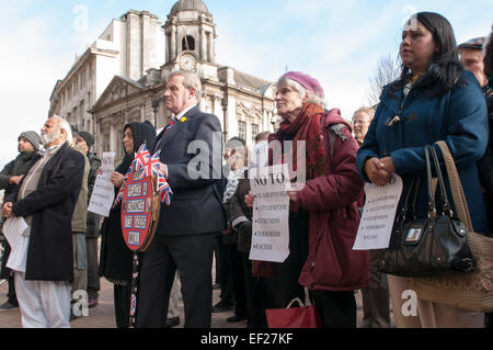 Victoria Square, Birmingham, UK. 25. Januar 2015. "Not In Our Name" interreligiösen rally, die "völlig ablehnen die gewalttätigen und extremistischen Aktionen von verzweifelten Mörder in Paris und weltweit im Namen der Religion begangen. Sie nicht sprechen oder handeln für uns. " Die Fraktion lehnt Antisemitismus, Islamophobie und Rassismus mit einer damit verbundenen Gewalt; " Diese haben keinen Platz in unserer Stadt. " Bildnachweis: Malcolm Brice/Alamy Live-Nachrichten Stockfoto