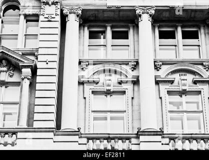 Details der Säulen und Fenster in einem gut erhaltenen Gebäude im Vereinigten Königreich Stockfoto