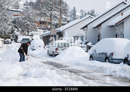 Mann, die Reinigung der Bürgersteig von Schnee Stockfoto