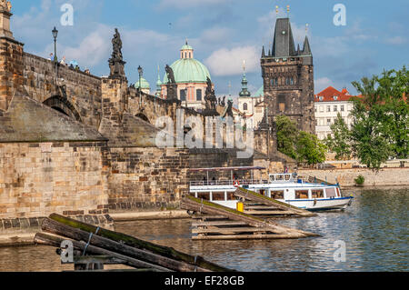 Prag, Moldau, Charles Bridge, Blick auf die Mala Strana vom rechten Ufer. Boot auf dem Fluss. Stockfoto