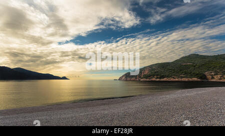 Sonnenuntergang über Bussaglia-Strand in der Nähe von Porto an der Westküste von Korsika Stockfoto