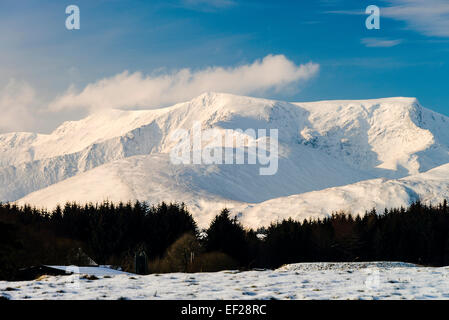 Die schneebedeckte Saddleback Mountain oder Blencathra im Lake District National Park Cumbria England United Kingdom Stockfoto