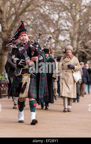 London, UK, 25. Januar 2015.  Der Burns Club London feiert den Geburtstag von Robert Burns, Schottlands Nationaldichter, mit einer Kranzniederlegung Verlegung bei Robert Burns' Statue in Victoria Embankment Gardens.  Der Kranz wurde von Bill Henry, President, Burns Club London, gefolgt von einem Vers von Hector Davidson, Burns Club of London mit Rohr-Musik von Steven Dewar gelegt.   Bildnachweis: Stephen Chung/Alamy Live-Nachrichten Stockfoto