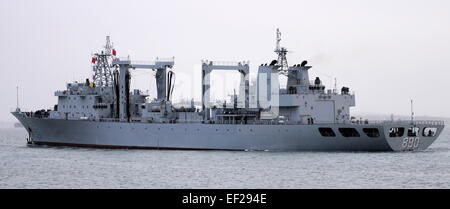 AJAXNETPHOTO. 16. JANUAR 2015. PORTSMOUTH, ENGLAND. -CHINA BESUCH ENDET - MENSCHEN BEFREIUNG ARMEE MARINE NACHSCHUB SCHIFF CHAOHU (P890) BLÄTTER, AUF DEM WEG FÜR KIEL, DEUTSCHLAND.  FOTO: TONY HOLLAND/AJAX REF: DTH151601 2003 Stockfoto