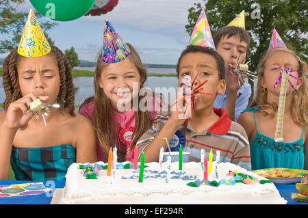 Gruppe von Kindern bei einer Geburtstagsparty Stockfoto