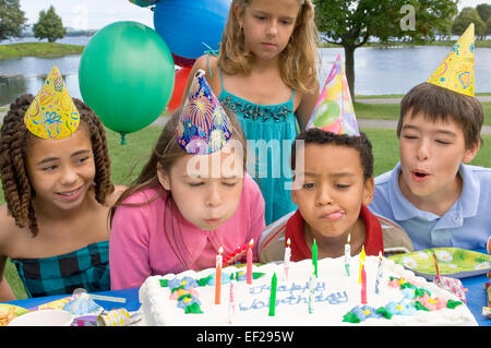 Gruppe von Kindern auf Geburtstagsparty Stockfoto