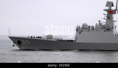 AJAXNETPHOTO. 16. JANUAR 2015. PORTSMOUTH, ENGLAND. -CHINA MARINE BESUCH ENDET - PROC FREGATTE YUN CHENG (571) FÄHRT NACH HÖFLICHKEITSBESUCH, AUF DEM WEG NACH KIEL, DEUTSCHLAND.   FOTO: TONY HOLLAND/AJAX REF: DTH151601 1964 Stockfoto