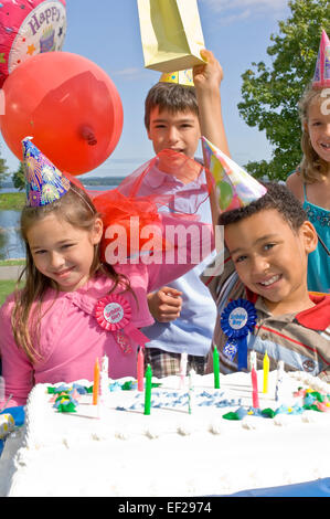 Gruppe von Kindern auf Geburtstagsparty Stockfoto