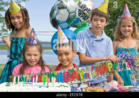 Gruppe von Kindern auf Geburtstagsparty Stockfoto