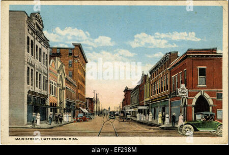 Ein historisches Foto der Hauptstraße in Hattiesburg, Mississippi, aufgenommen von einem nördlichen Aussichtspunkt. Das Bild bietet einen Einblick in das Erscheinungsbild und die Entwicklung der Stadt während des frühen 20. Jahrhunderts. Stockfoto