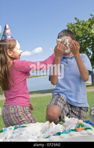 Mädchen jungen Gesicht Kuchen aufsetzen Stockfoto