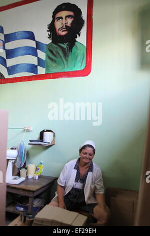 Frau-Mitarbeiterin in einer Rumfabrik in Pinar Del Rio, Kuba Stockfoto