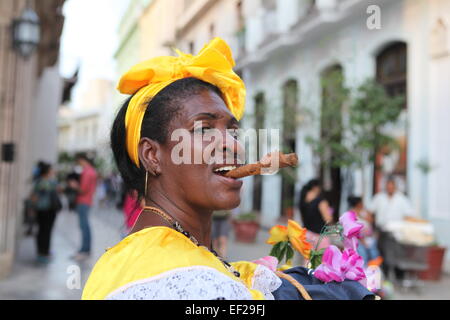 Frau raucht eine Zigarre, Alt-Havanna, Kuba Stockfoto