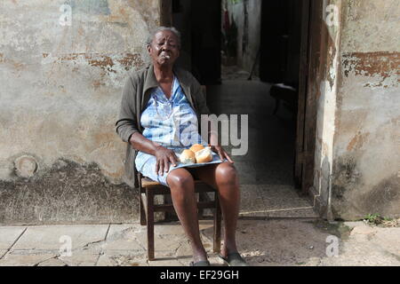 Alte Dame raucht eine Zigarre in Alt-Havanna, Kuba Stockfoto