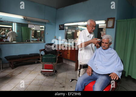 Friseur und seinen Kunden in Alt-Havanna, Kuba Stockfoto