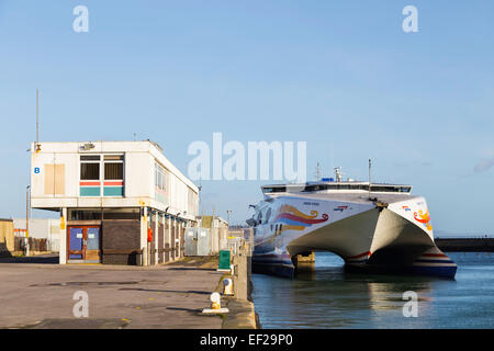 Der Condor Katamaran cross Channel Fähre ist im Hafen von Weymouth an einem sonnigen Tag mit blauem Himmel festgemacht. Stockfoto