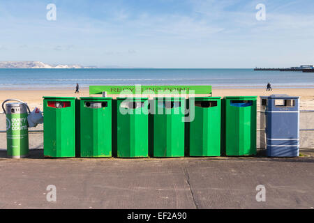Ein Recycling-Punkt, recycling Kunststoff, Dosen, Glas, Grünglas, Braunglas, Papier und Abfall auf Weymouth Strandpromenade klar. Stockfoto