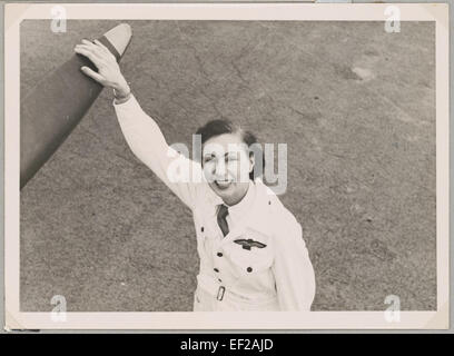 Australian Women Pilots' Association Mitglied Nancy Leebold (geb. Ellis) in fliegenden Anzug festhalten an einem Flugzeug Propeller, Mai 1954 Stockfoto