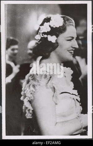 Dieses Porträt von Gracie Fields fängt die berühmte britische Schauspielerin und Sängerin ein, die für ihre Beiträge zur Unterhaltung im 20. Jahrhundert bekannt ist. Mit Blumen im Haar symbolisiert dieses Bild ihren Charme und ihre Verbindung zur damaligen Popkultur. Stockfoto