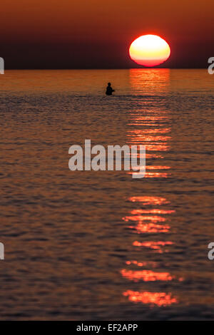 Sonnenuntergang am Ufer der Ostsee Stockfoto