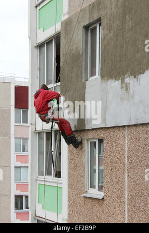 Spezialist für Durchführung von Erwärmung des n-storied Gebäude Wand auf der Höhe Stockfoto