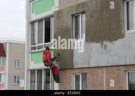 Spezialist Carring, Erwärmung der n-storied Gebäude Wand auf der Höhe Stockfoto