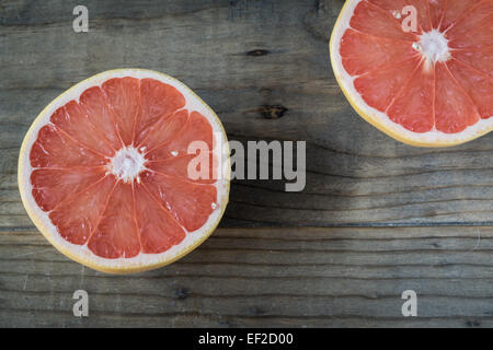 In Scheiben geschnitten Grapefruit auf Holztisch Stockfoto