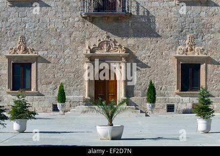 Detail des Haupteingangs zum Erzbischöflichen Palast in Alcalá De Henares Stockfoto