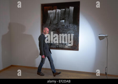 Gereon Riedel bei einer Ausstellung, in der seine Bilder hängen Stockfoto