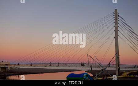 Kabelbrücke an der Flussmündung, Fuengirola auf das Meer. Bei Sonnenuntergang, Provinz Malaga, Andalusien, Spanien Stockfoto