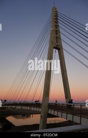 Kabelbrücke an der Flussmündung, Fuengirola auf das Meer. Bei Sonnenuntergang, Provinz Malaga, Andalusien, Spanien Stockfoto